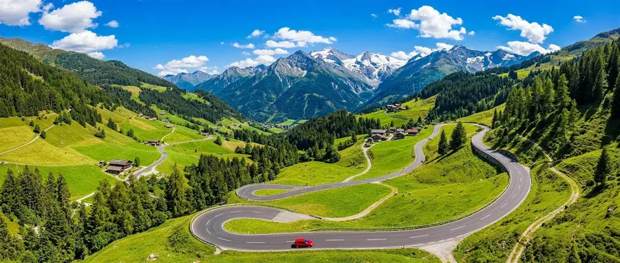 Bergstraße in Tirol bei Abenddämmerung